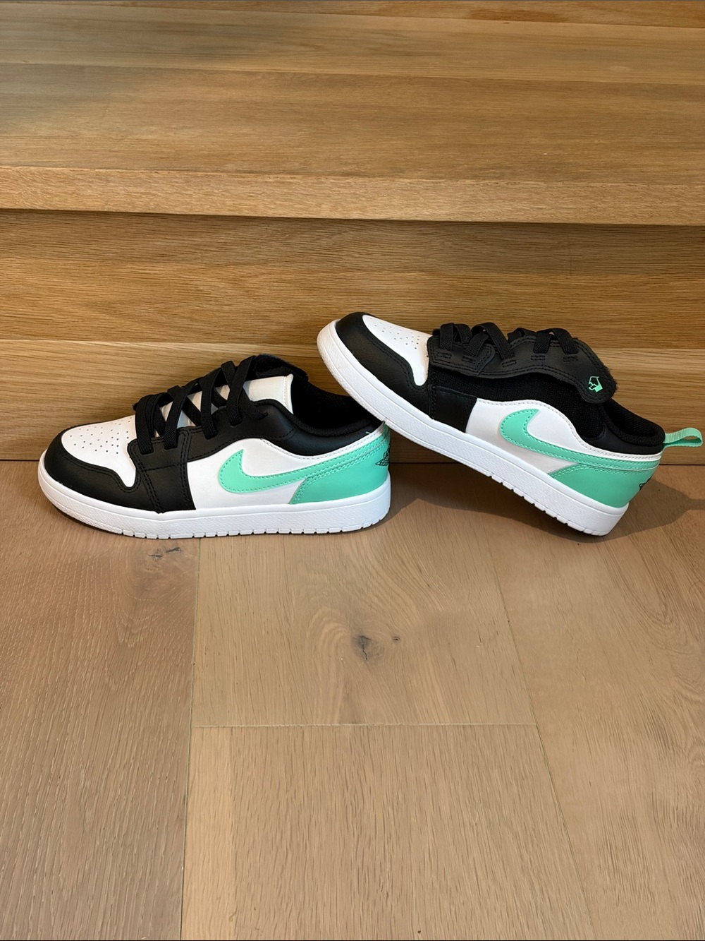 Nike Kids Low-Top Sneakers in Black, White & Mint